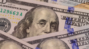 El dólar retrocede mientras aumentan las apuestas de recorte de tasas de la FED